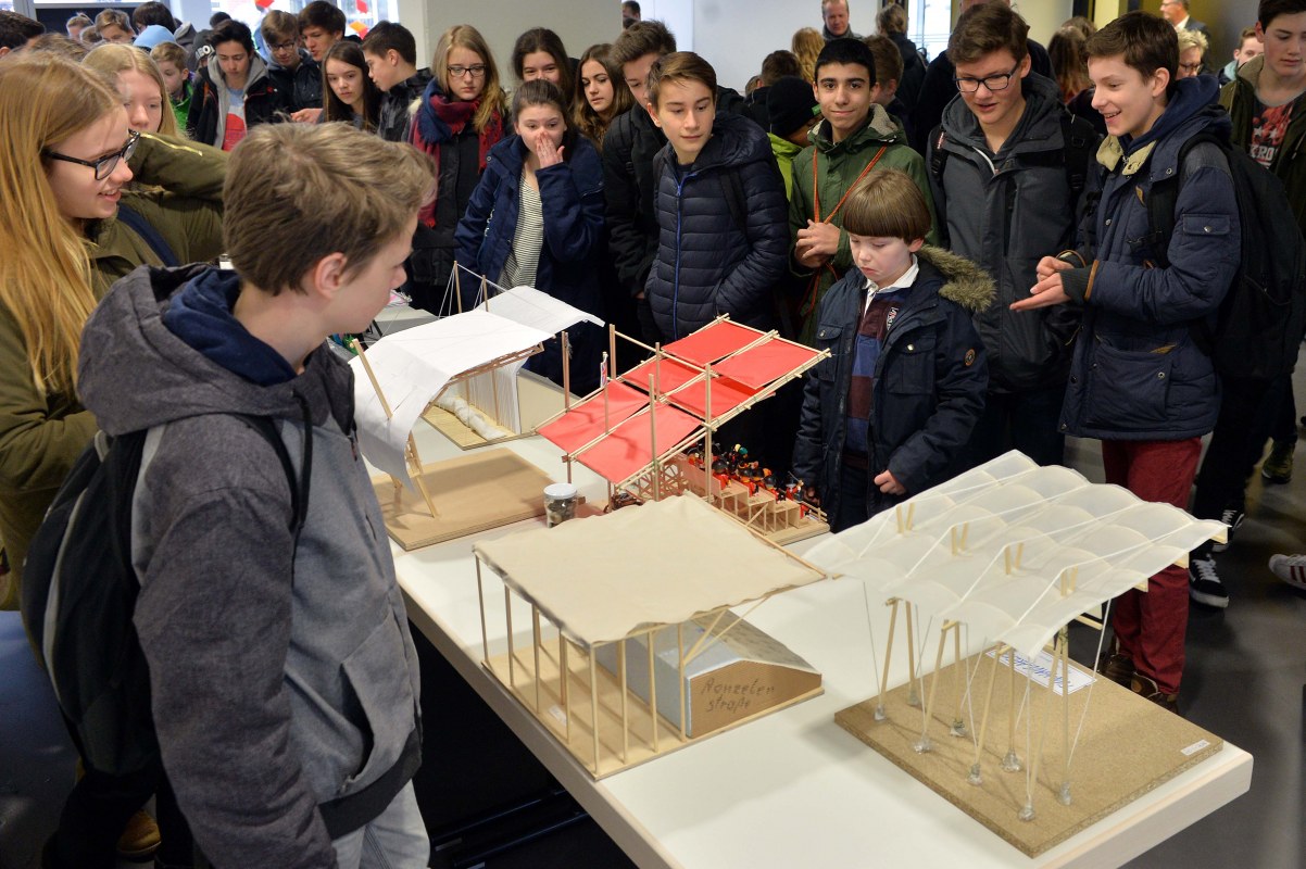Schülerwettbewerb_überDACHt2016_01_Ausstellung_11-03-16_001.JPG