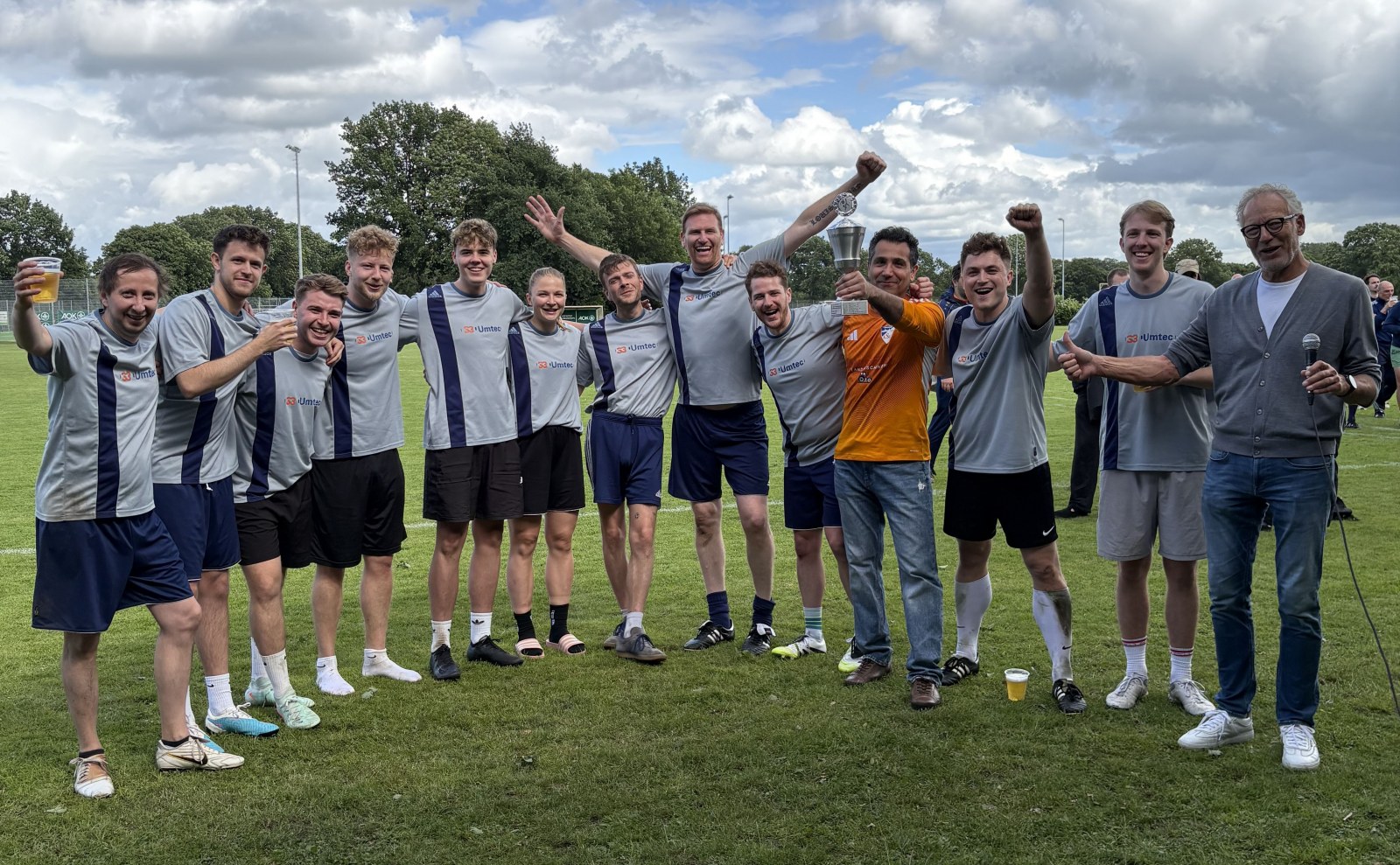 Das Team S3/Umtec hat den Pokal von Chef Torsten Sasse erhalten (rechts), diesmal in seiner Funktion als Präsident der Ingenieurkammer Bremen. Foto: Kristin Kerstein